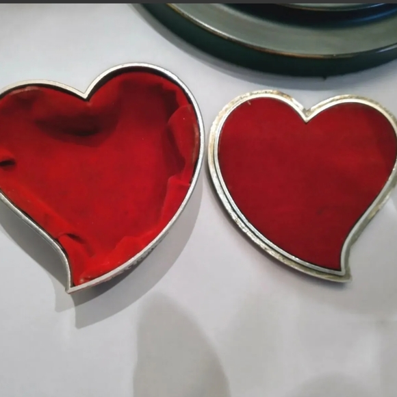 Vintage Studio Silversmith Embossed Heart Shape Trinket Box - Picture 4 of 5